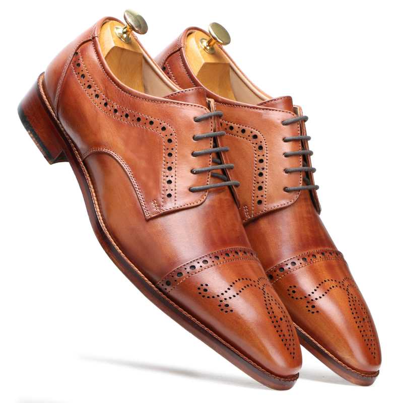 کفش دربی یکی از انواع کفش های مجلسی مردانه است و در دسته بندی کفش های آکسفورد قرار میگیرد ولی تفاوت هایی هم با آنها دارد.
